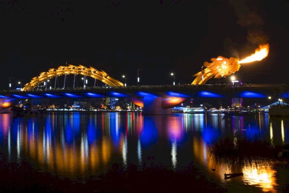 The stunning Dragon Bridge fire show amazes both local and international visitors (Source: CNN)